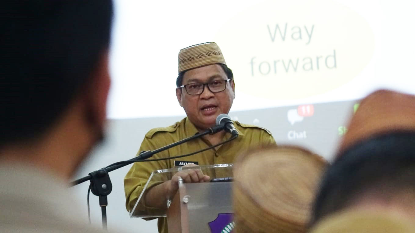 Kepala Biro memaparkan materi pasca penyetaraan jabatan saat menjadi naraumsber di rakor