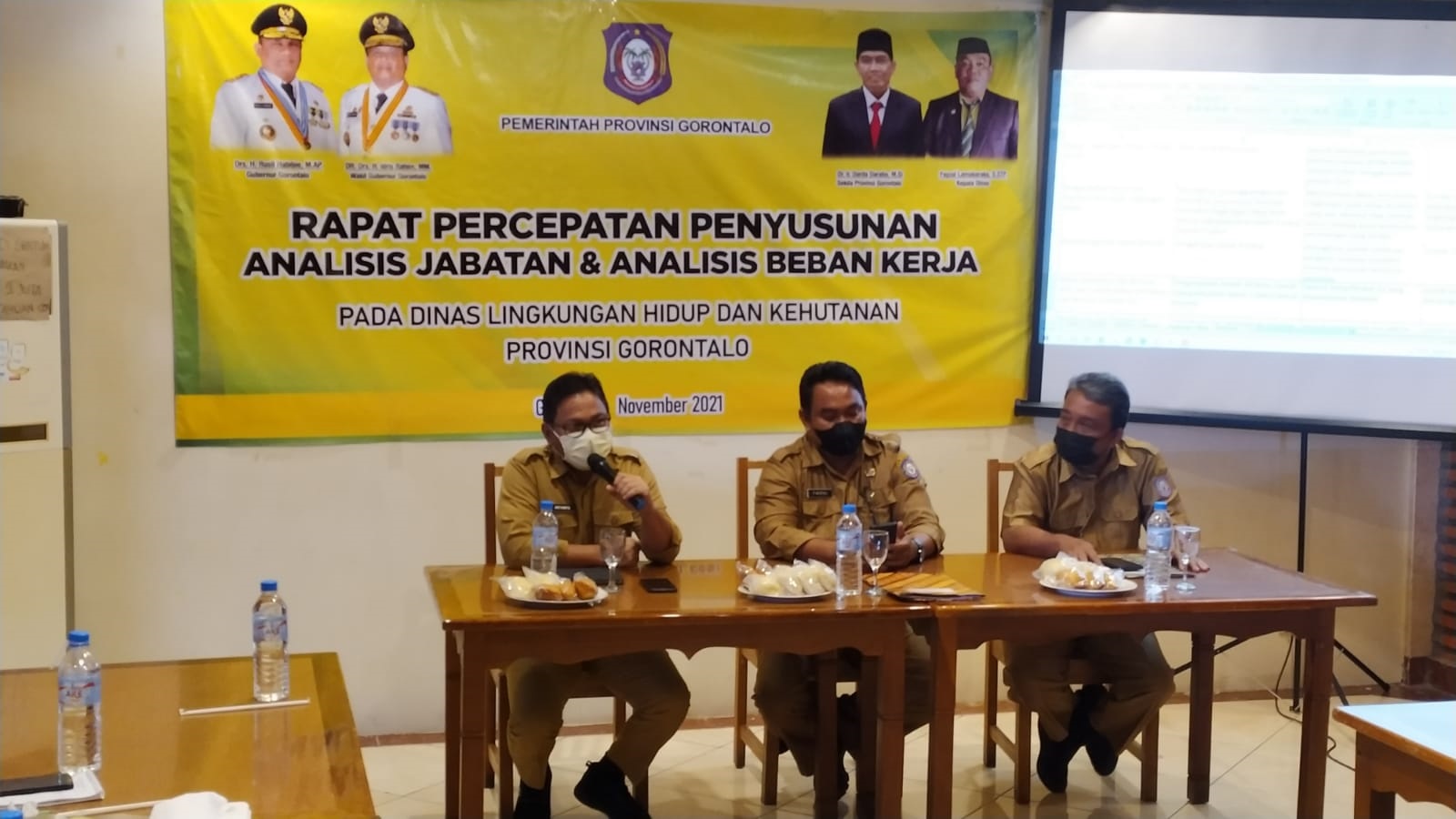 Kepala Biro Bersama Kepala Dinal Lingkungan Hidup Provinsi Gorontalo Kepala Biro Bersama Kepala Dinal Lingkungan Hidup Provinsi Gorontalo