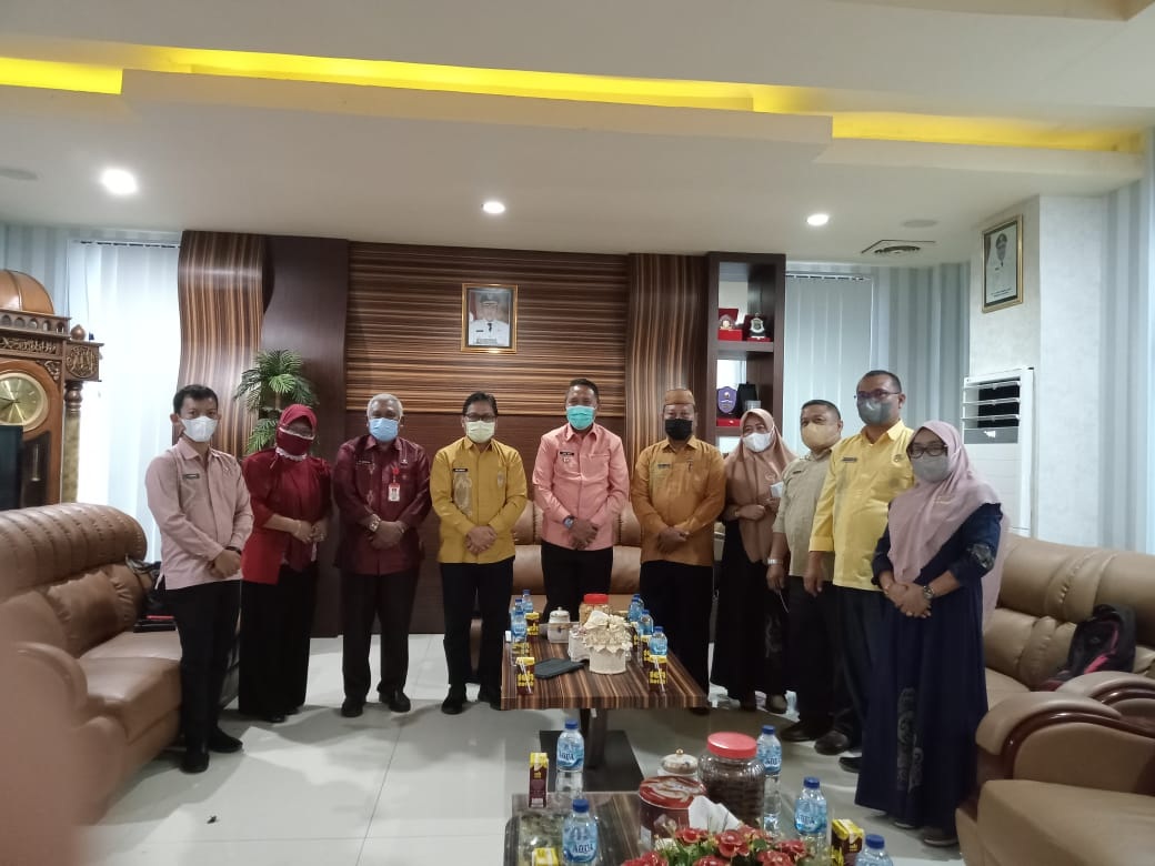 Foto bersama Kepala Biro Organisasi bersama tim dengan Plt Bupati Boalemo di ruang kerja Bupati Boalemo.