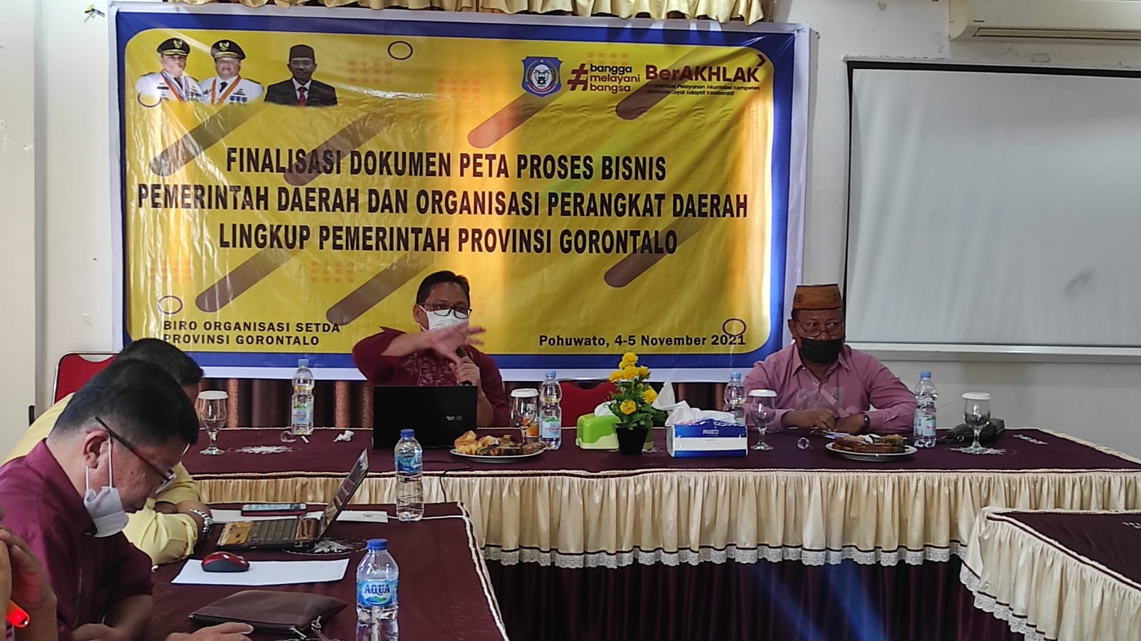 Kepala Biro Dr. Aryanto Husain sedang memaparkan Materi bersama Staf Ahli Gubernur (Kiri))