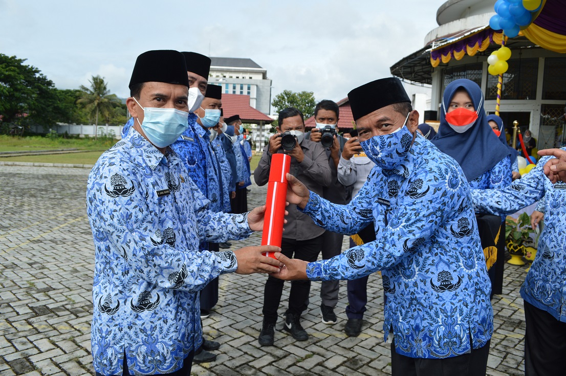 Sekda Darda Daraba Menyerahkan Penghargaan Inovasi Pelayanan Publik Provinsi Gorontalo Sahabat No-Tilang (Foto By Ilya Katili/Kominfo))