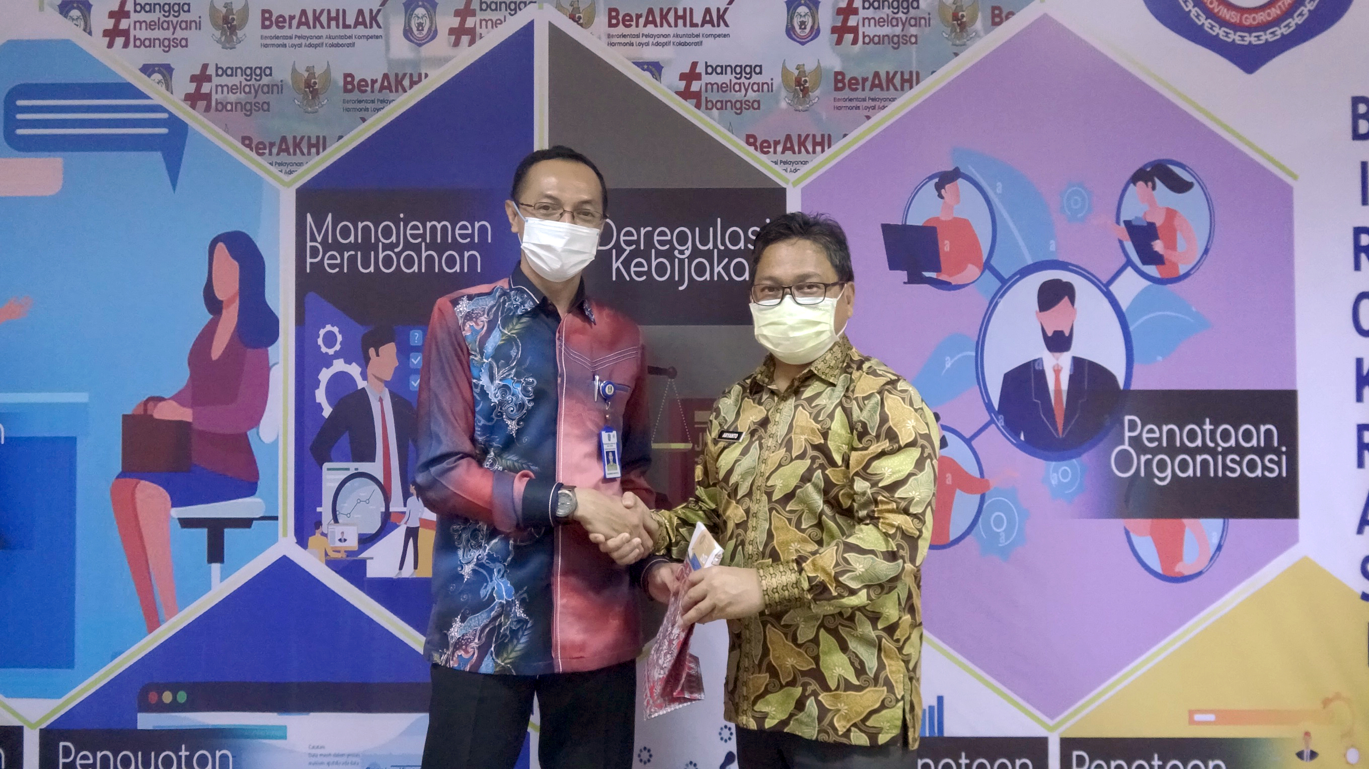 Foto Bersama Kepala Biro Organisasi bersama Kepala Bagian Tatalaksana Biro Organisasi Provinsi Jawa Timur