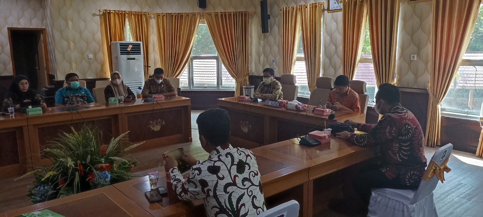 Kepala Biro Organisasi Provinsi Gorontalo Aryanto Husain bersama Kepala bagian Kelembagaan dan Analisis Jabatan Saat memimpin rapat bersama Kepala Bagian Organisasi Se-Provinsi Gorontalo