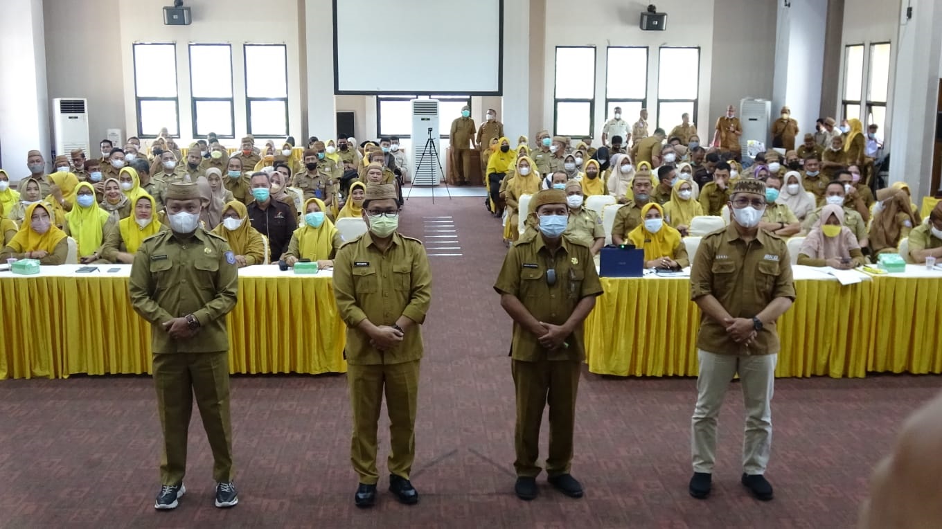 Foto bersama Sekda, narasumber dan peserta rakor