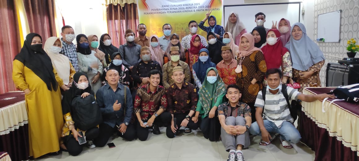 Foto Bersama Peserta Rapat Evaluasi Kinerja dan Penandatangan Pakta Integritas