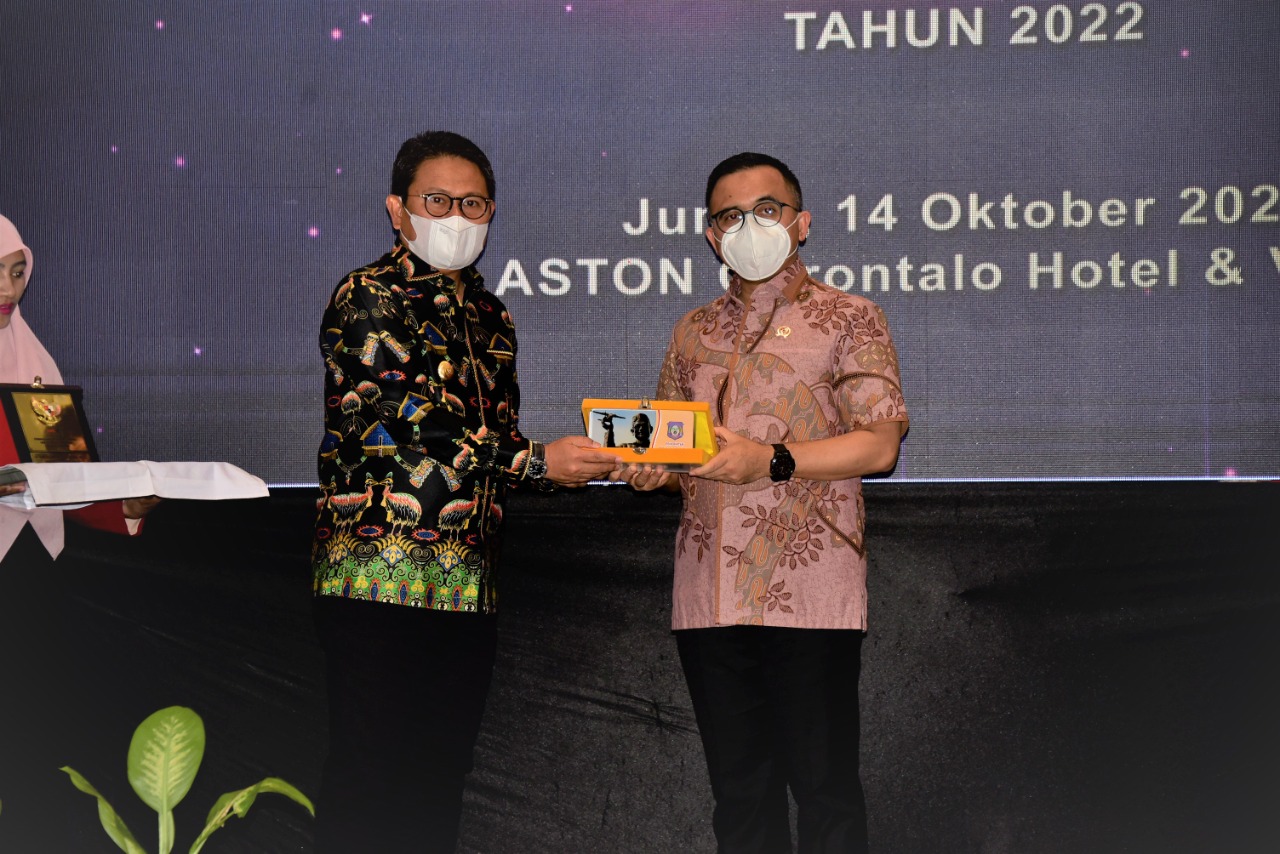 Penyerahan Cendramata oleh Menteri PAN-RB ke Pj. Gubernur Gorontalo Hamka Hendra Noer.