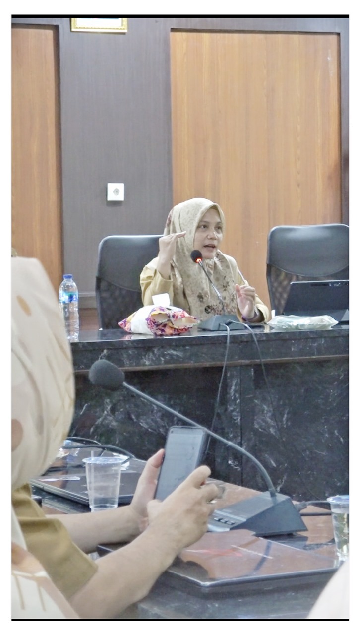 Kepala Biro Organisasi Sri Wahyuni D. Matona saat Membeikan Arahan Pada Persiapan Teknis Pemaparan Implementasi Reformasi Birokrasi & SAKIP Di Ruang Huyula Gubernuran Gorontalo.