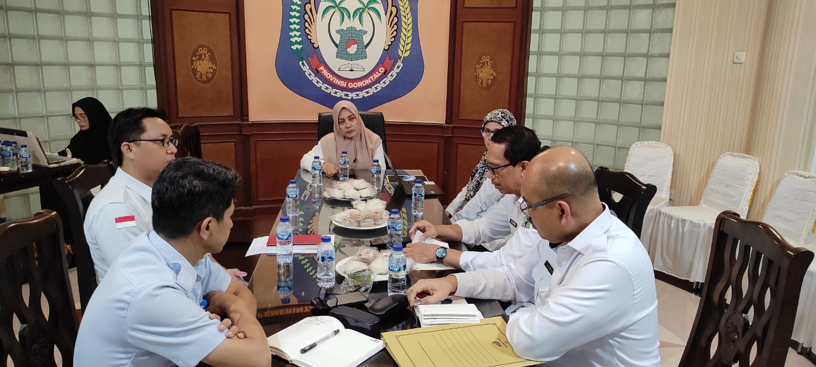 Sri Wahyuni (Kepala Biro Organisasi) Saat Memimpin Rapat Pertemuan Pembahasan Pembangunan Mal Pelayanan Publik Di Provinsi Gorontalo Yang Dihadiri Oleh Badan keuangan Provinsi, Badan keuangan Kota, Dinas PM-PTSP Kota, Bagian Ortala Kota, Serta Biro Organisasi.
