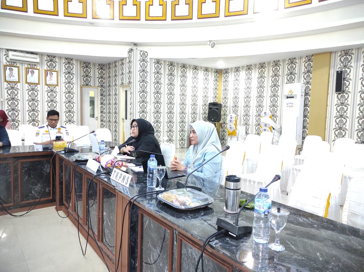 Kepala Biro Organisasi Sri wahyuni Saat Memberikan Arahan Pada acara Percepatan Evaluasi Akuntabilitas Kinerja (AKIP) OPD di Lingkungan Pemprov Gorontalo.