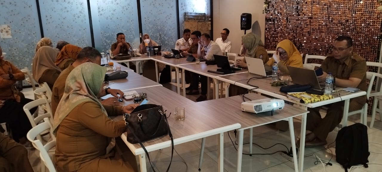 Rapat Pembahasan Evaluasi RB dan SAKIP Yang Berlangsung Di Manna Cafe Kota Gorontalo.