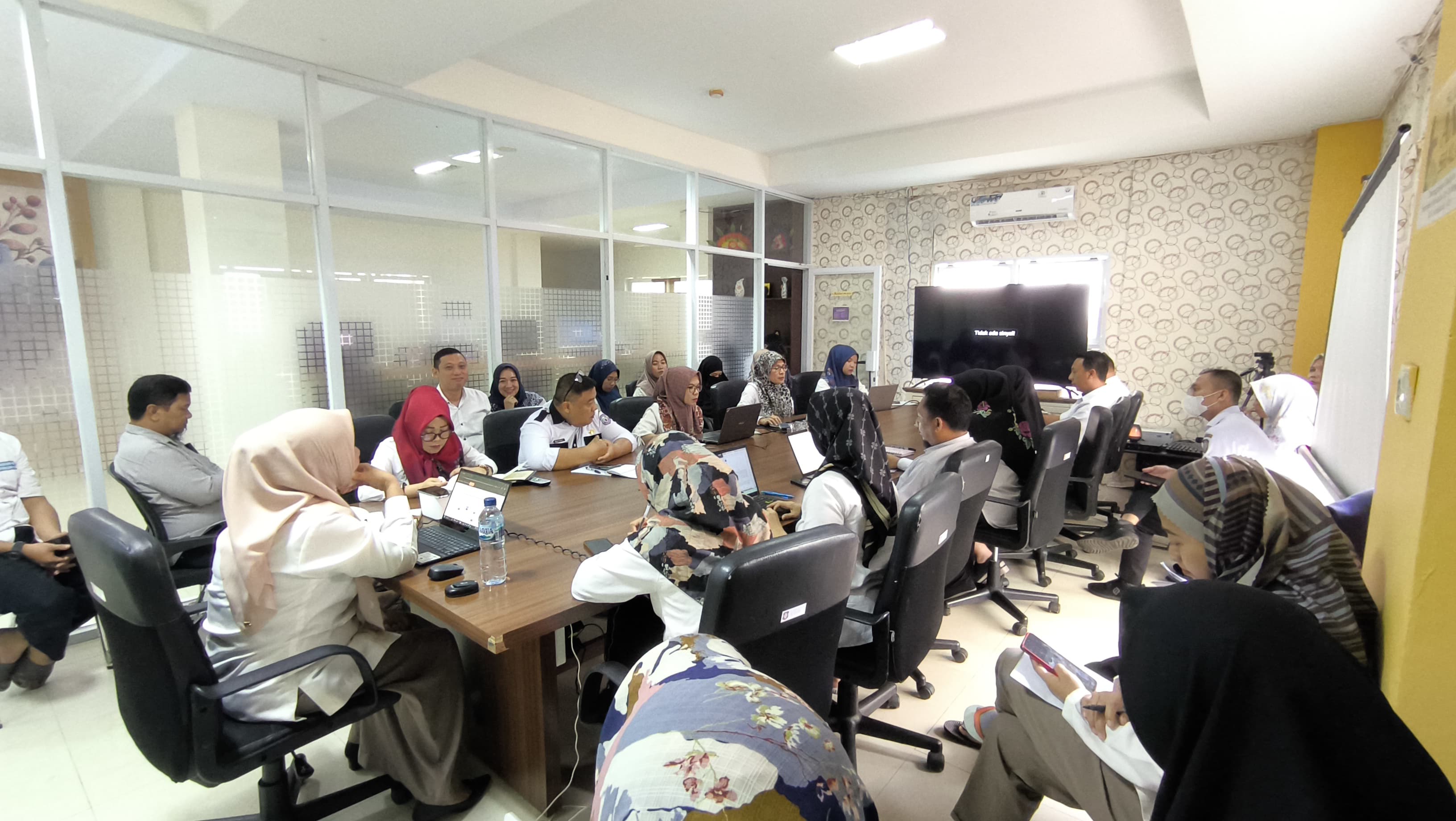 Rapat Kerja Evaluasi Semester 1 Tahun 2024 yang Dipimpin Oleh Kepala Biro Organisasi, Sri Wahyuni D. Matona, S.STP., M.Si
