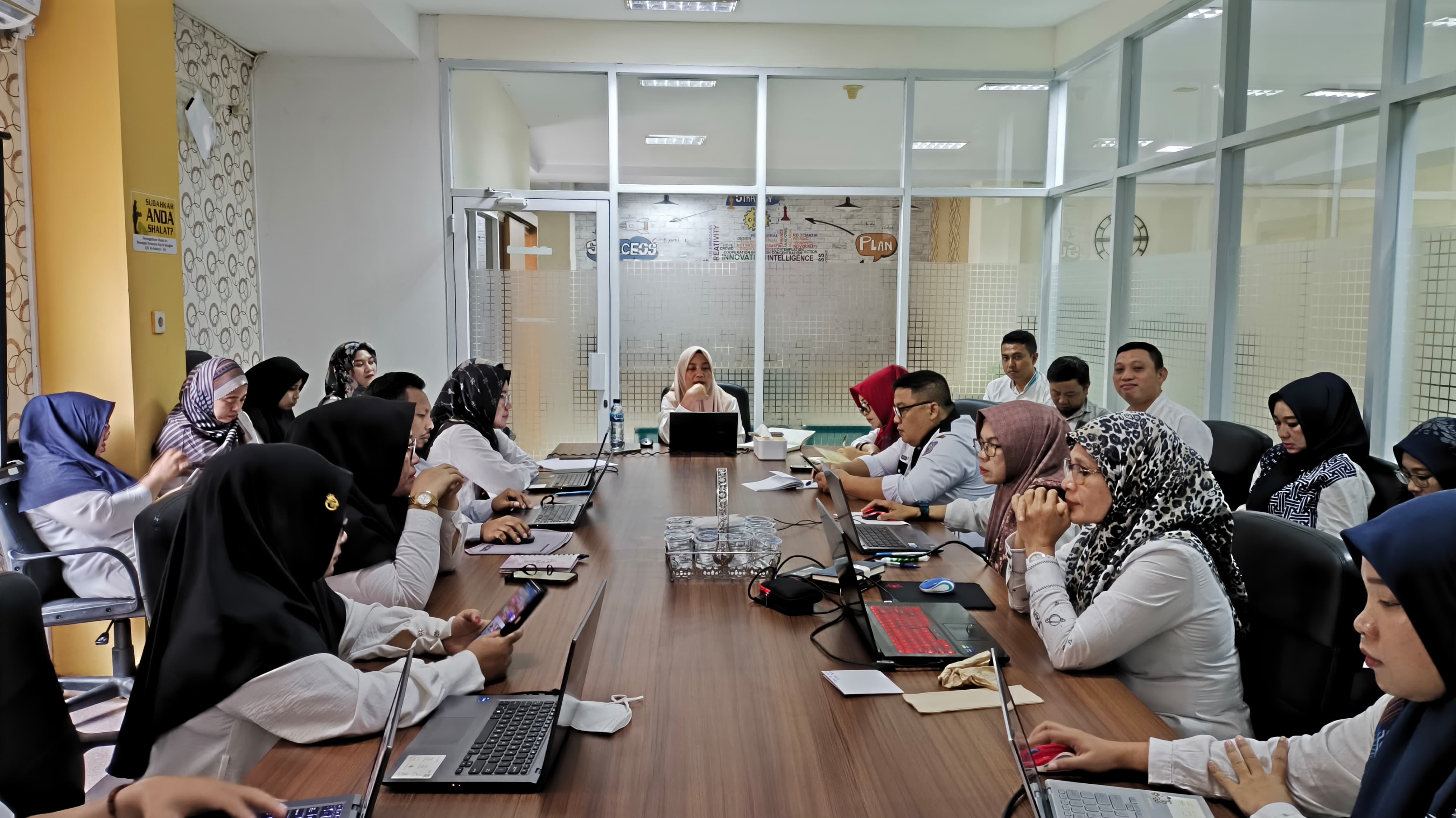 Rapat Kerja Evaluasi Semester 1 Tahun 2024 yang Dipimpin Oleh Kepala Biro Organisasi, Sri Wahyuni D. Matona, S.STP., M.Si