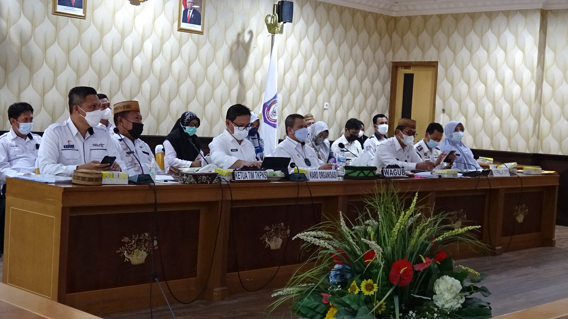 Wakil Gubernur Gorontalo Idris Rahim bersama beberapa Pimpinan OPD, saat menghadiri Evaluasi Sistem Akuntabilitas Kinerja Instansi Pemerintah (SAKIP) dan Reformasi Birokrasi di lingkungan Pemprov Gorontalo, Rabu (6/10/21) di Ruang Rapat Huyula Kantor Gubernur Gorontalo.
