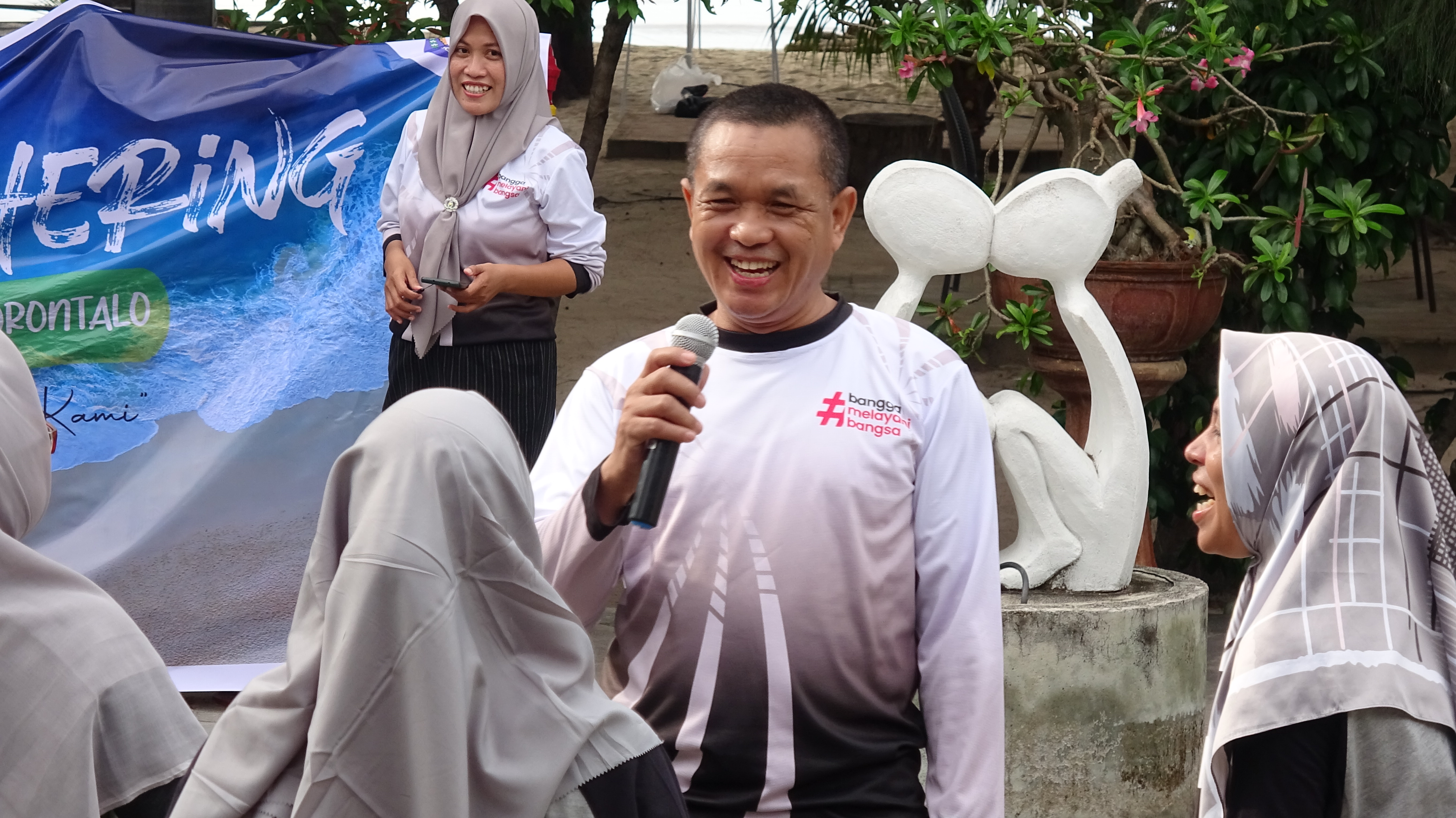 potret seorang peserta family gathering saat menjawab pertanyaan