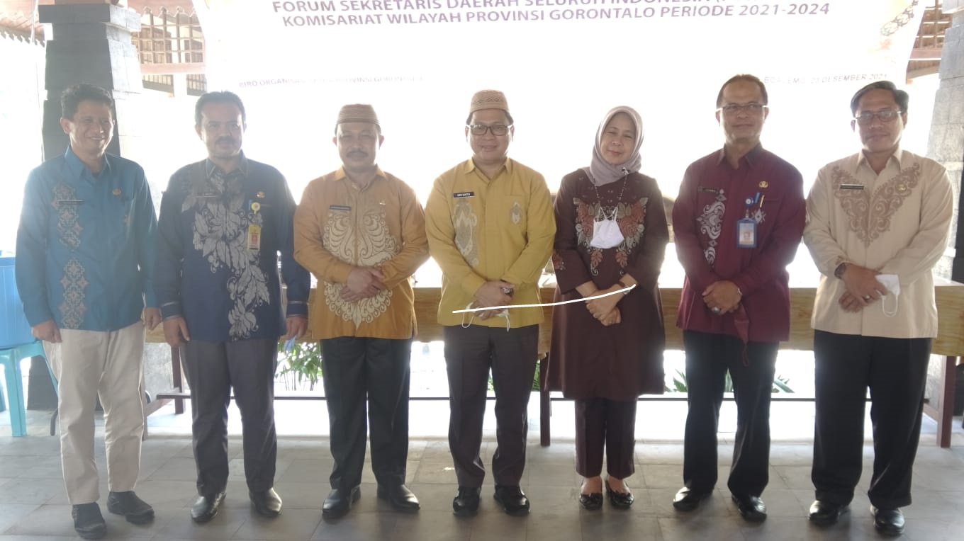 Foto bersama Kepala Biro Organisasi dengan Sekda Kabupaten/Kota 