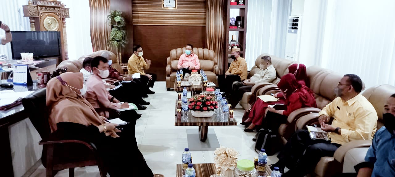 Suasana pertemuan Kepala Biro Organisasi Aryanto Husain dan Tim Kerja Peningkatan Nilai SAKIP Provinsi Gorontalo dengan Plt. Bupati Boalemo Anas Yusuf, dalam rangka Monitoring yang diintegrasikan dengan pendampingan Tindak Lanjut Hasil Evaluasi (TLHE) pelaksanaan Reformasi Birokrasi serta implementesi Sistem Akuntabilitas Kinerja Instansi Pemerintah (SAKIP) Kabupaten Boalemo, Kamis (21/10/2021) di ruang kerja Plt. Bupati Boalemo. Suasana pertemuan Kepala Biro Organisasi Aryanto Husain dan Tim Kerja Peningkatan Nilai SAKIP Provinsi Gorontalo dengan Plt. Bupati Boalemo Anas Yusuf, dalam rangka Monitoring yang diintegrasikan dengan pendampingan Tindak Lanjut Hasil Evaluasi (TLHE) pelaksanaan Reformasi Birokrasi serta implementesi Sistem Akuntabilitas Kinerja Instansi Pemerintah (SAKIP) Kabupaten Boalemo, Kamis (21/10/2021) di ruang kerja Plt. Bupati Boalemo.