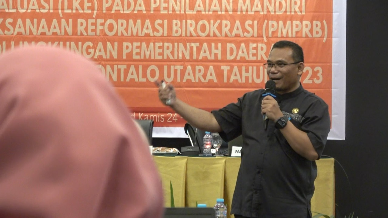 Yalfiet Tobias Tamonoku,S.Pd.,M.Pd (Pejabat Fungsional pada sub bagian Reformasi Birokrasi pada bagian RB dan Akuntabilitas Kinerja Biro Organisasi setda Provinsi Gorontalo) saat menyampaikan materinya tentang penguatan percepatan pelaksanaan RB dalam tataran RB tematik dan llineritas evidence pada pelaksanaan evaluasi Reformasi Birokrasi di lingkup Pemda Kabupaten Gorut.