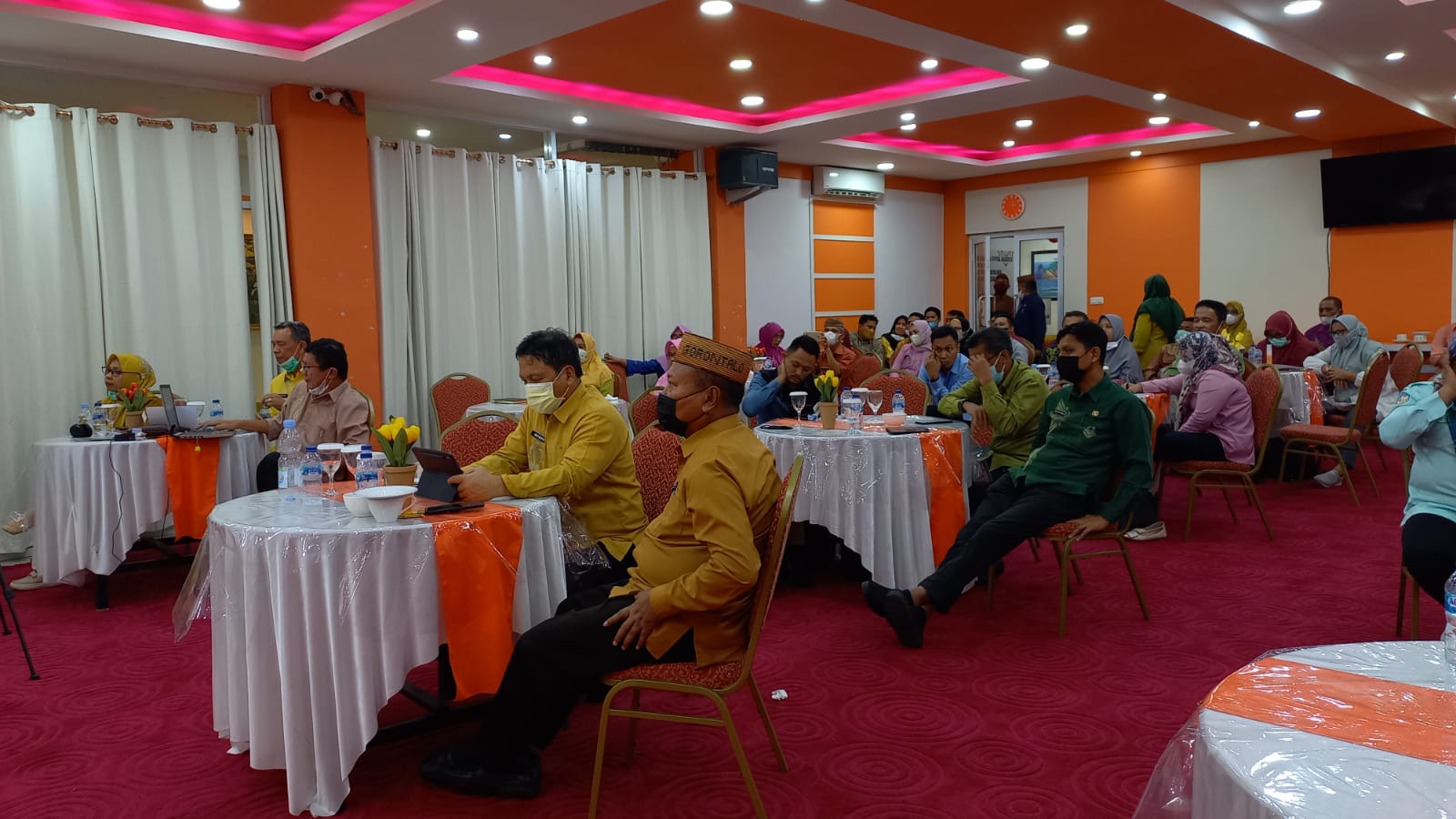 Kepala Biro Organisasi duduk bersama Staff Ahli Gubernur 