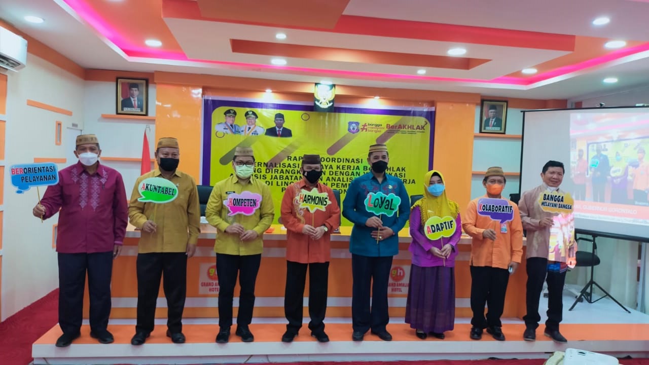 Foto Bersama Para Pimpinan bersama Wakil Gubernur, menggunakan attribut Berahlak