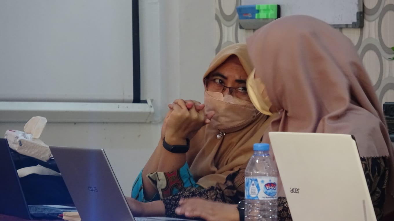 Potret Peserta Rapat Tengah Melakukan Brainstorming