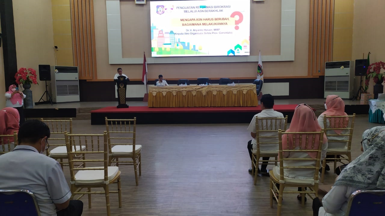 Kepala Biro Organisasi memaparkan materi di aula di Banthayo Yiladiya Rumah Dinas Walikota Gorontalo