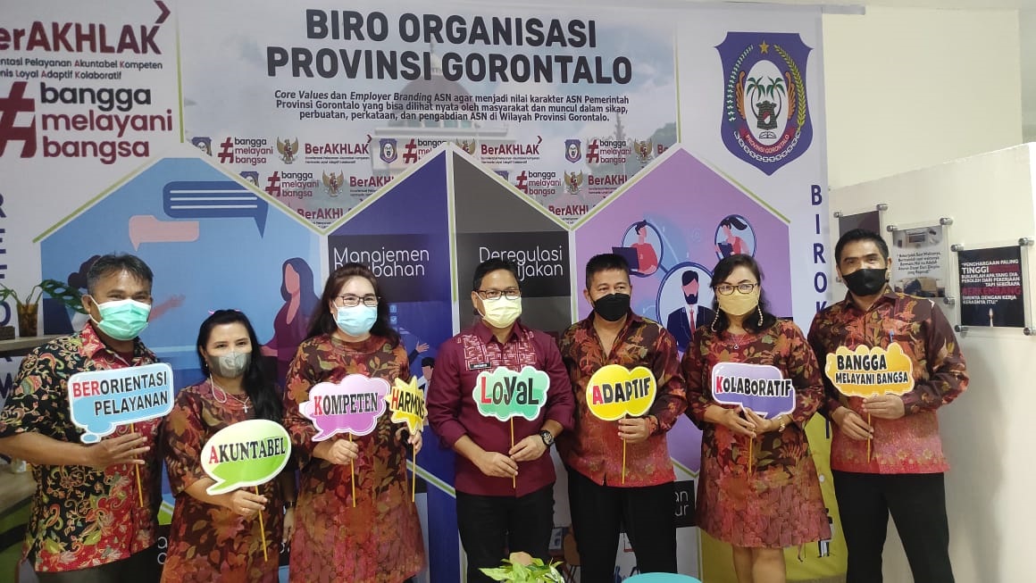 Kota Gorontalo, Biro Organisasi – Kepala Biro Organisasi Setda Provinsi Gorontalo Aryanto Husain menerima kunjungan kerja dari Biro Organisasi Sulawesi Utara, Kamis (2/12/2021), di ruang Reformasi Biro Organisasi. Pada kesempatan tersebut, Aryanto berbagi kiat-kiat Pemprov Gorontalo dalam percepatan pelaksanaan Reformasi Birokrasi khususnya terkait penyederhanaan birokrasi dan penerapan budaya kerja.  Aryanto juga mengapresiasi Pemerintah Provinsi Sulut Utara khususnya Biro Organisasi yang telah memilih Gorontalo sebagai lokasi kunjungan kerjanya.  “ Provinsi Gorontalo baru berumur kurang lebih dua puluh satu tahun, sedangkan eksistensi Biro Organisasi ini baru terbentuk tahun 2021, jadi jika dibandingkan dengan Sulut yang merupakan provinsi induk mungkin belum bisa disejajarkan dengan mereka,” kata Aryanto. Akan tetapi lanjut Karo, meskipun baru seumur jagung Provinsi Gorontalo terus melakukan perubahan dan peningkatan kinerja dalam melayani masyarakat. “ Kalau dicompare dengan Sulut anggaran kami mungkin masih dibawah mereka, namun kita punya semangat dan kemauan untuk terus bekerja. Saya selalu menekankan kepada eselon III dan eselon IV maupun staf-staf di lingkungan kerja saya untuk tetap semangat bekerja walaupun sedikit atau kurang anggaran,” tuturnya. Lebih lanjut Aryanto mengungkapkan, selain secara internal untuk meningkatkan kinerja Biro Organisasi juga selalu melakukan komunikasi dengan OPD-OPD di lingkungan Pemerintah Provinsi Gorontalo.  “ Kami pun selalu menjalin komunikasi yang baik dan bargaining position dengan seluruh OPD, jika dibutuhkan kami selalu siap melakukan pendampingan untuk memberikan penguatan baik di tingkat provinsi hingga kabupaten/kota baik itu tentang Anjab ABK, Pelayanan Publik, Peta Proses Bisnis, Budaya Kerja dan hal-hal yang sesuai dengan Tupoksi kami, ” tegas Karo. Menurutnya, untuk melakukan perubahan Biro Organisasi juga selalu mencari inovasi-inovasi terbaru contohnya dengan penyelenggaraan SAKIP Award yang diberikan kepada pemimpin-pemimpin OPD yang berprestasi, tandasnya. Sementara itu Kepala Bagian  Reformasi Birokrasi dan Akuntabilitas Kinerja Biro Organisasi Sulawesi Utara Vonie Sumengge mengemukakan, dipilihnya Provinsi Gorontalo sebagai lokasi kunjungan kerjanya selain prestasi dan kinerja Pemprov Gorontalo yang sangat mengalami kemajuan juga karena Gorontalo adalah provinsi yang pernah menjadi bagian dari Provinsi Sulawesi Utara. “Kami mengapresasi kemajuan implementasi Reformasi Birokrasi di lingkungan Pemprov Gorontalo dan mengambil pembelajaran dari kiat-kita yang dilakukan,” ujarnya Kedepannya nanti, ia berharap hubungan antara Pemprov Gorontalo dan Sulawesi Utara yang selama ini terjalin dengan baik dapat lebih ditingkatkan lagi, dengan terus saling berkomunikasi dan berbagi pengalaman demi kemajuan pembangunan bersama.